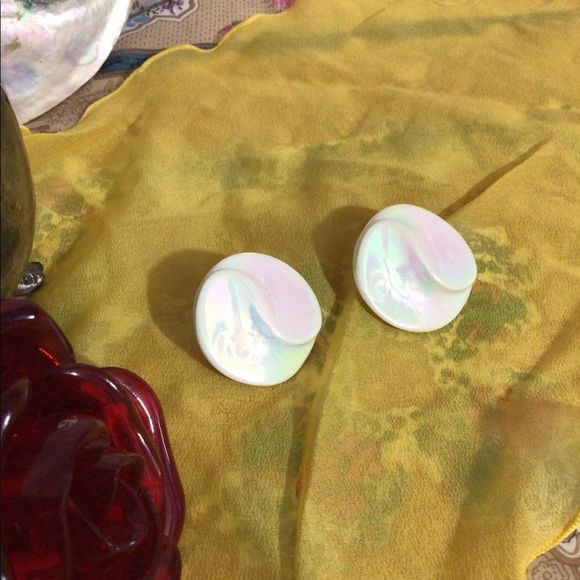Vintage Retro Button Earrings 1960’s Lucite Iridescent White Swirl Pierced - Picture 14 of 14